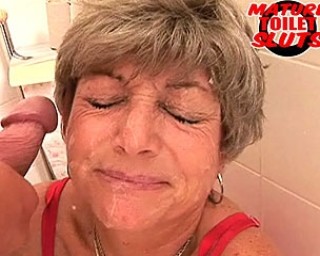 Old housewife in horny toilet action
